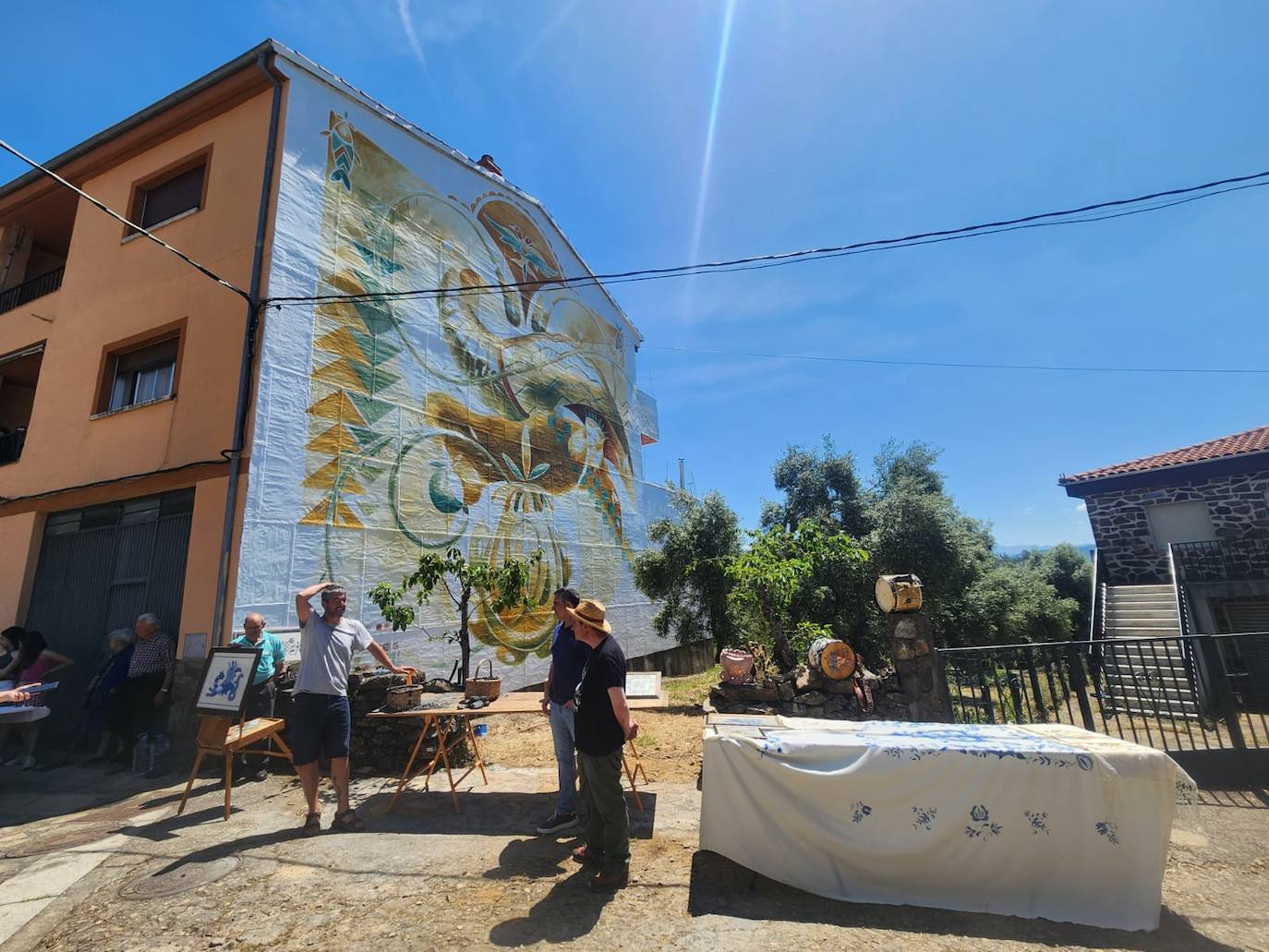 El equilibrio entre hilos y pinturas se une en Garcibuey
