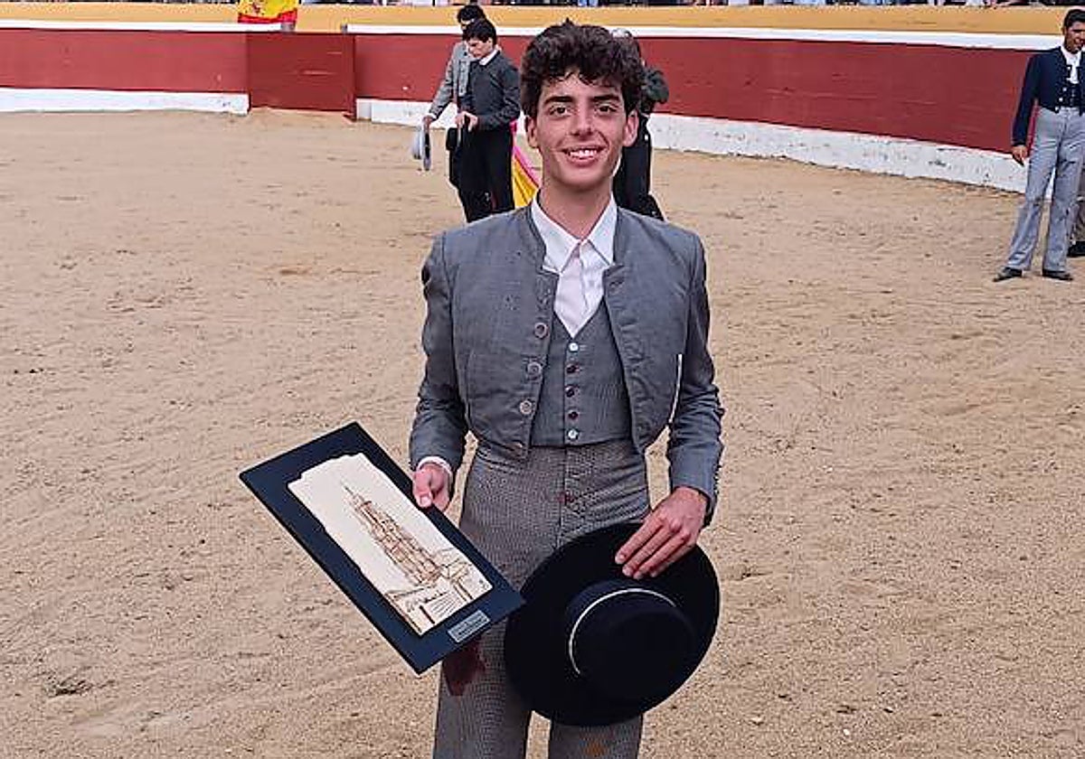 Íñigo Norte, con el premio de triunfador al terminar la final.