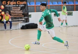 Daniel Álvarez conduce el balón.