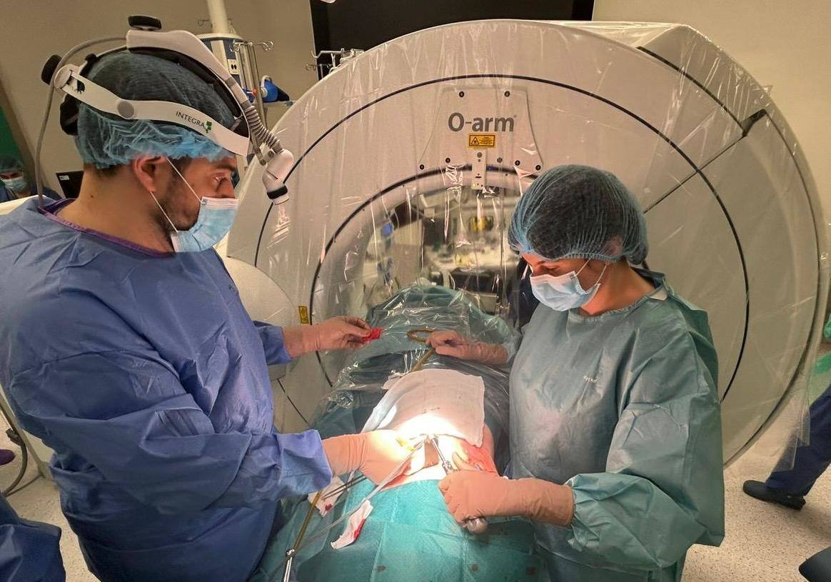 Imagen principal - El Hospital da un &#039;giro&#039; a la cirugía de columna y la opera por el abdomen