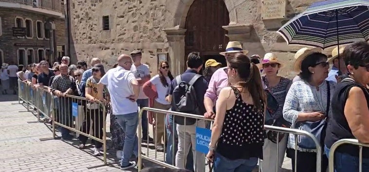 Imagen de las colas formadas en el último día de veneración.