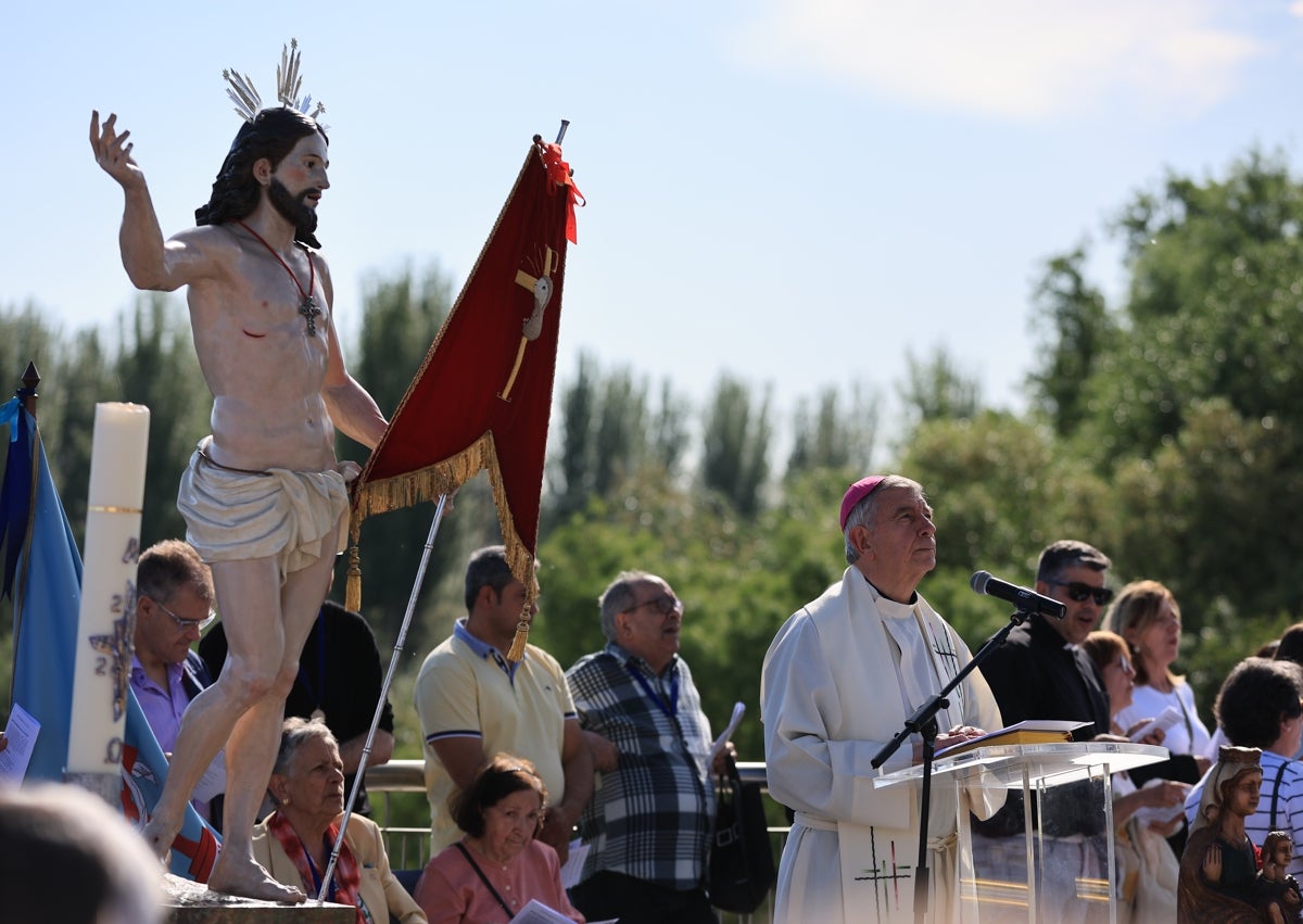 Imagen secundaria 1 - La imagen del Resucitado sale a la calle para celebrar la Pascua del Enfermo