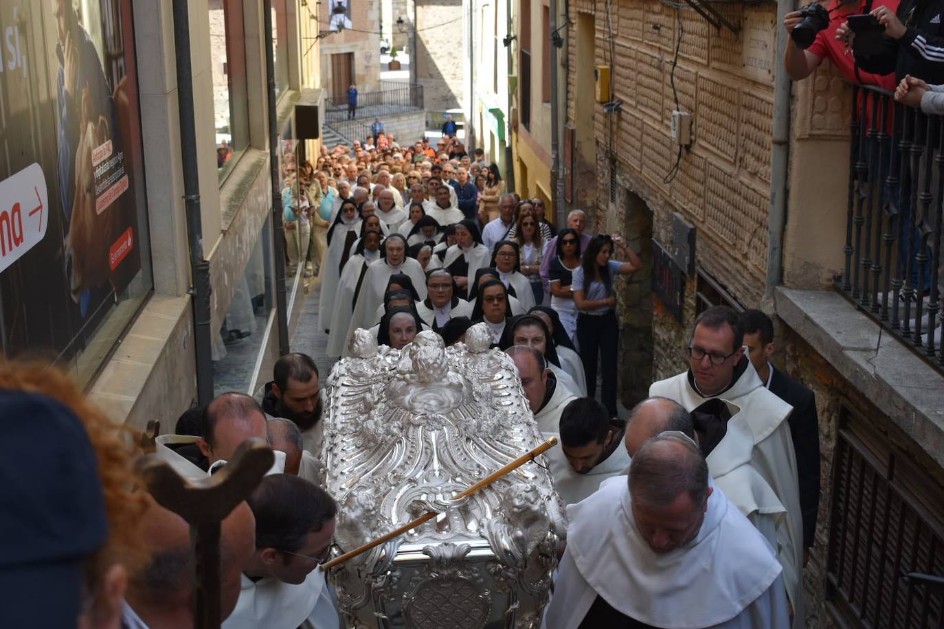 El traslado de la urna de Santa Teresa, en imágenes