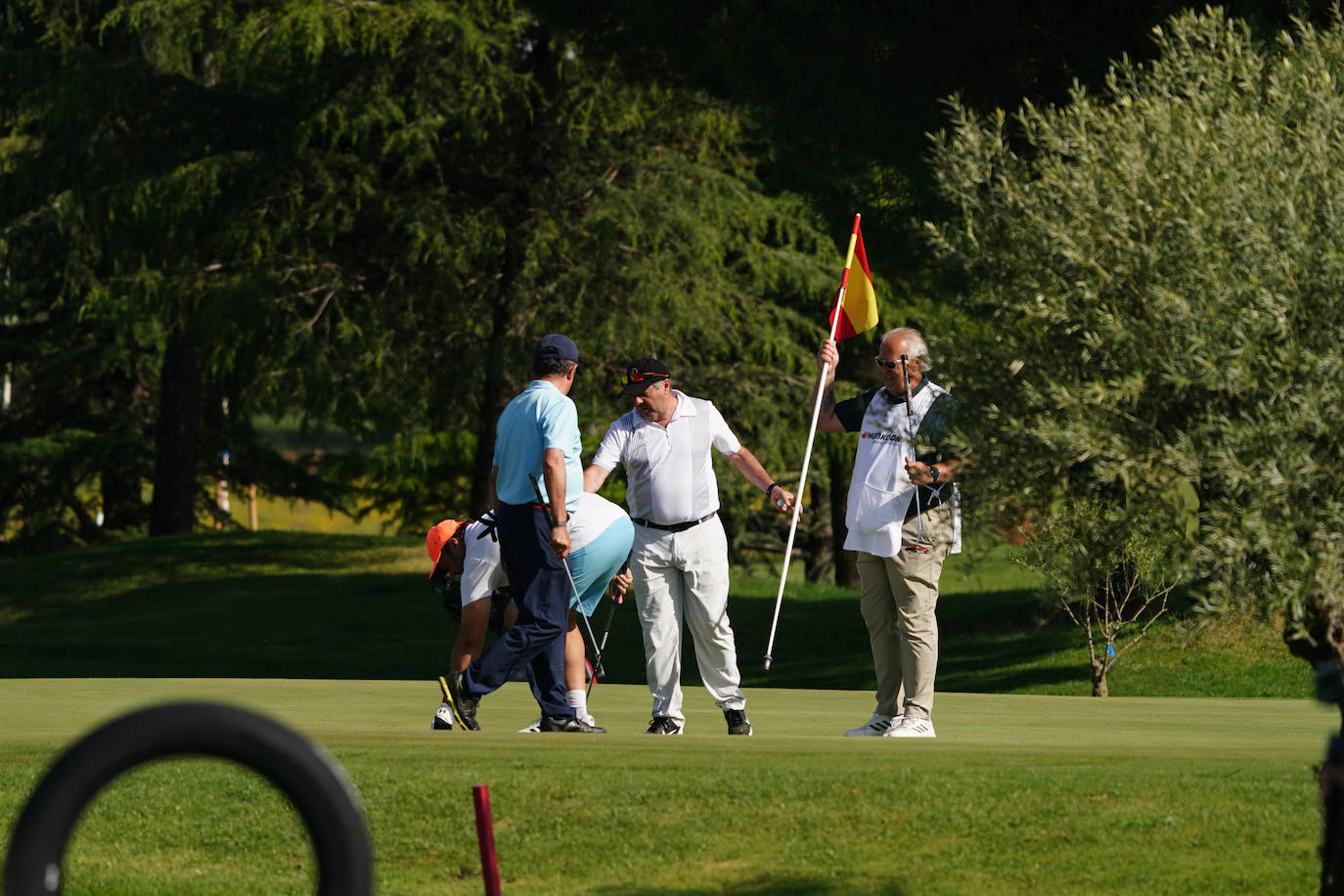 Profesionales y aficionados se lucen en La Valmuza Golf
