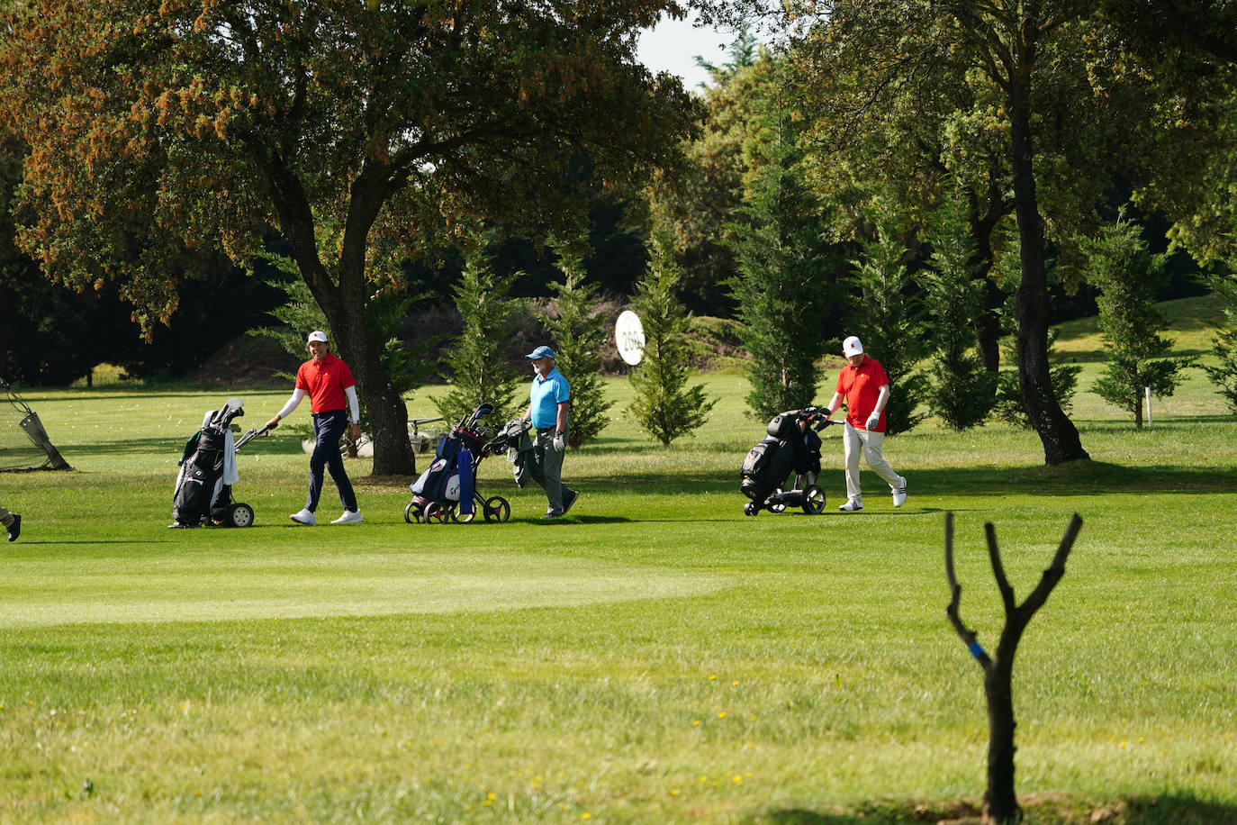 Profesionales y aficionados se lucen en La Valmuza Golf