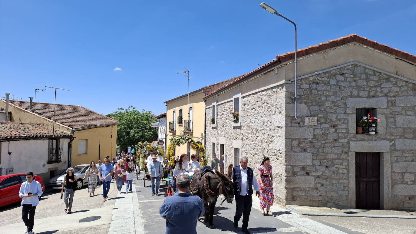 Los Santos celebra el día de la parroquia con la Primera comunión de siete niños