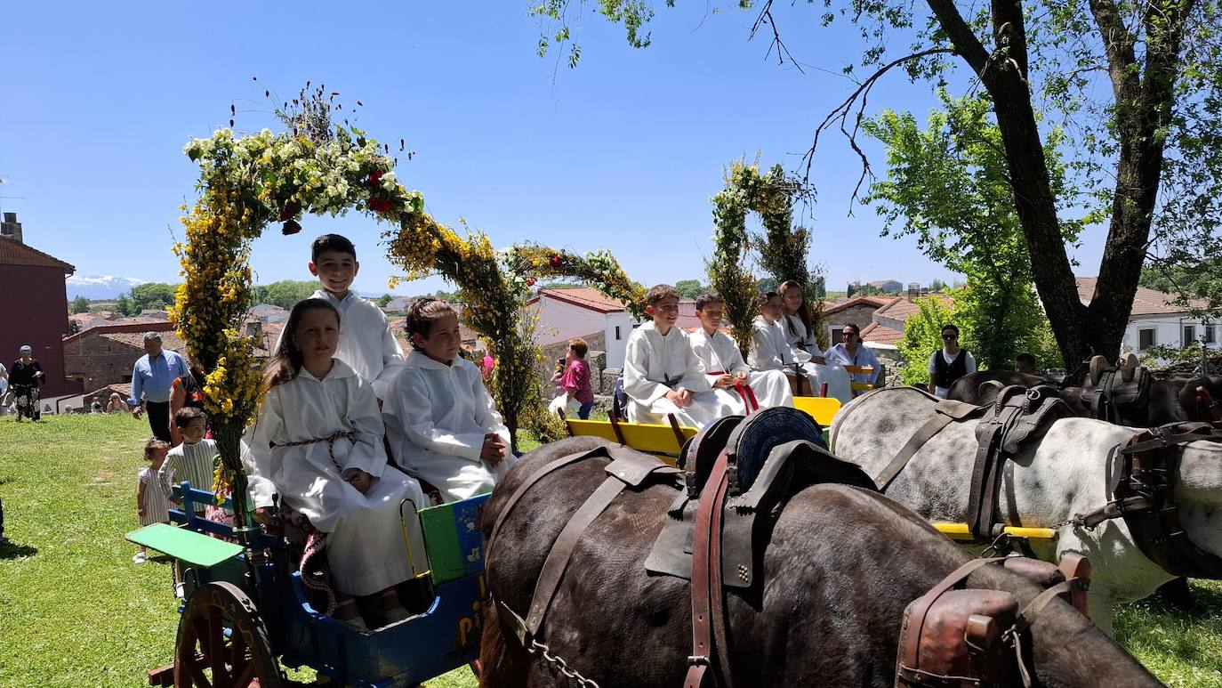 Los Santos celebra el día de la parroquia con la Primera comunión de siete niños