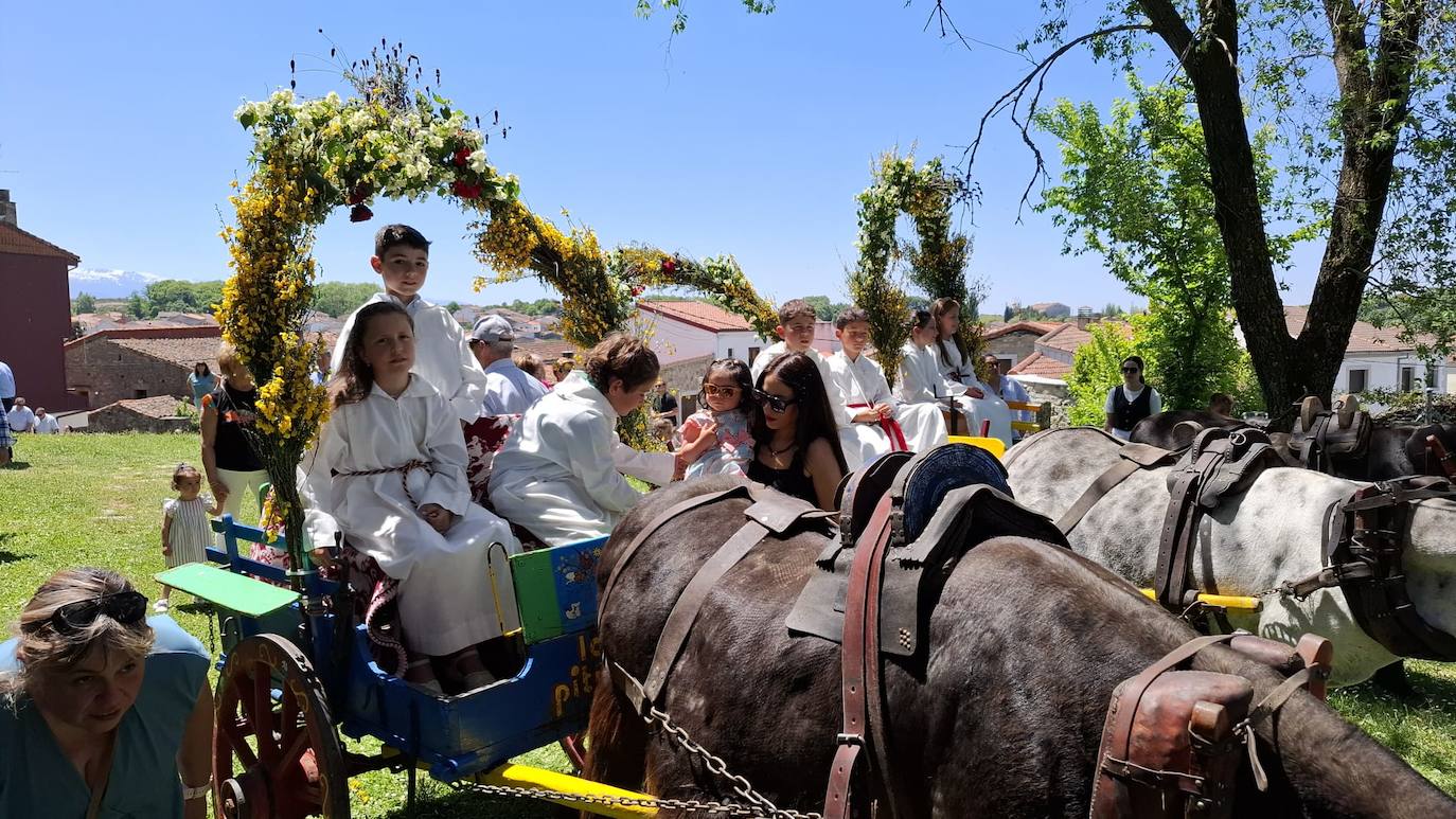 Los Santos celebra el día de la parroquia con la Primera comunión de siete niños