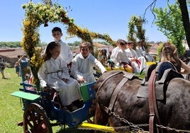 Los pequeños, a su llegada a la iglesia parroquial.