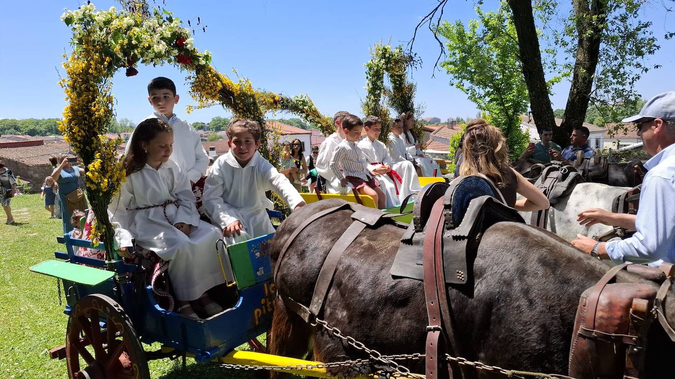 Los Santos celebra el día de la parroquia con la Primera comunión de siete niños