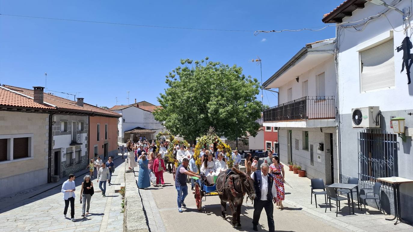 Los Santos celebra el día de la parroquia con la Primera comunión de siete niños