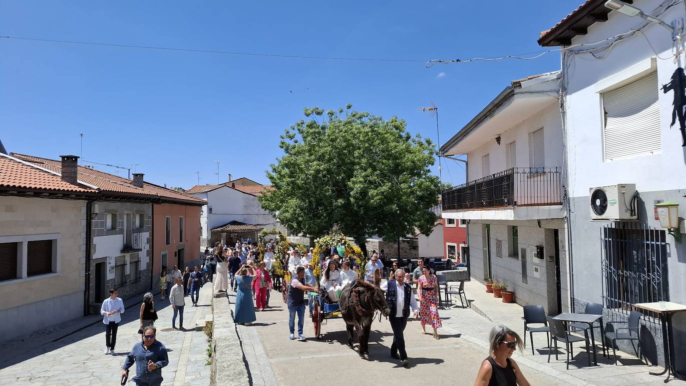 Los Santos celebra el día de la parroquia con la Primera comunión de siete niños