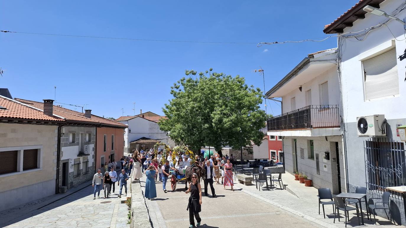 Los Santos celebra el día de la parroquia con la Primera comunión de siete niños