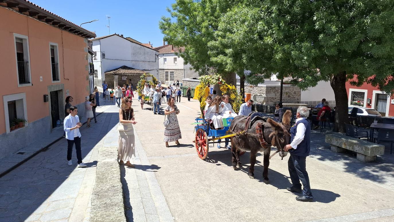 Los Santos celebra el día de la parroquia con la Primera comunión de siete niños