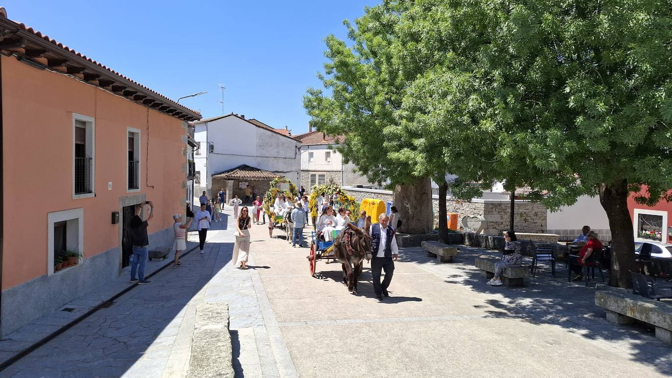 Los Santos celebra el día de la parroquia con la Primera comunión de siete niños