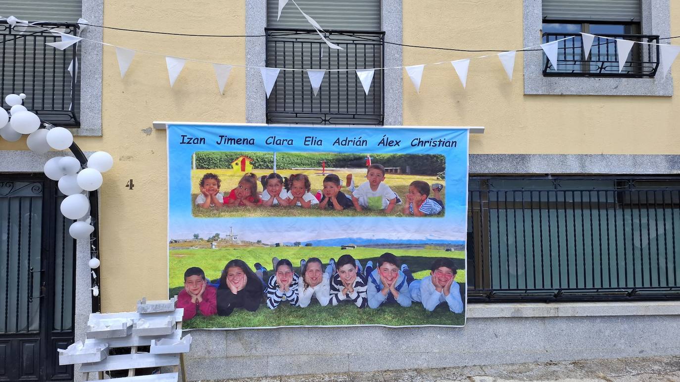 Los Santos celebra el día de la parroquia con la Primera comunión de siete niños