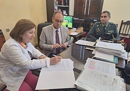 Momento de la firma del acuerdo entre la Subdelegación del Gobierno y el Ayuntamiento.