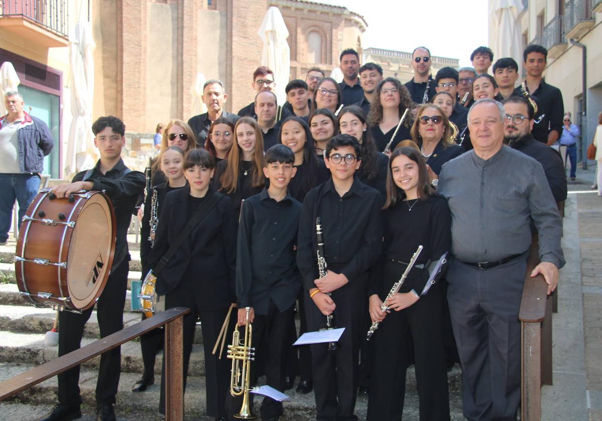 Integrantes de la banda de música municipal de Alba de Tormes junto a su director, Mario Vercher.