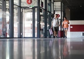 Dos personas, en la estación de autobuses de Salamanca.