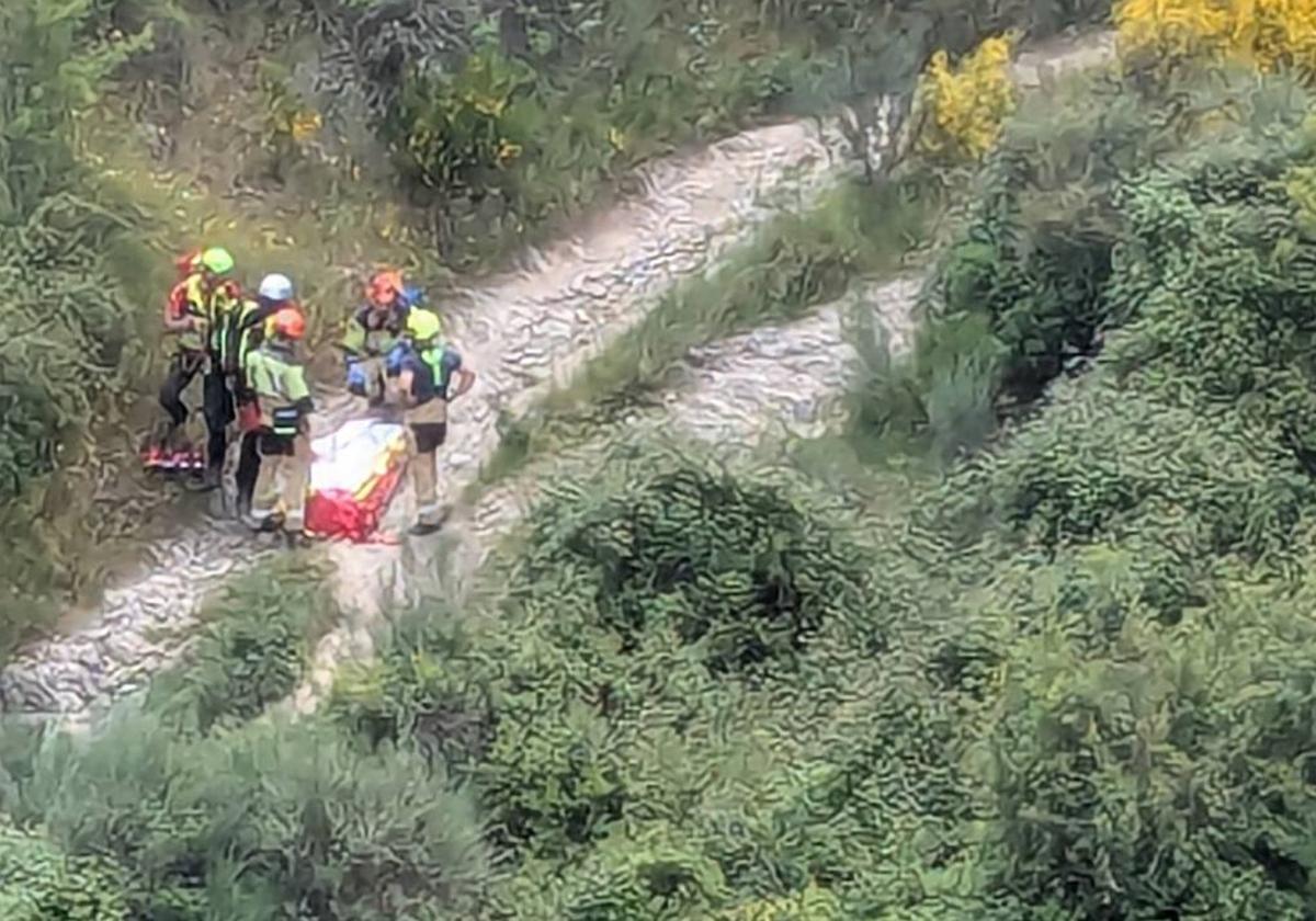 Rescatado un hombre de 70 años en un sendero de difícil acceso entre Riego de Ambrós y Molinaseca (León)