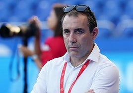 Roberto Pescador, de brazos cruzados, a pie de campo.