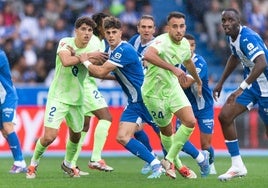 Forcejeo de Pica y Cubarsí en el duelo entre Alavés y Barcelona.