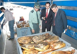 Antonio Balas, en el centro, tras un decomiso.