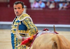 Damián Castaño ante el quinto toro de Dolores Aguirre.