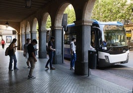 Jovénes haciendo cola en la Gran Vía para subir al bus metropolitana.