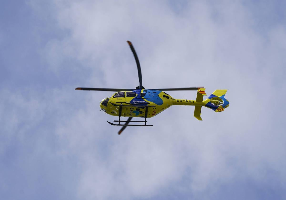 Imagen de un helicóptero de Sacyl.
