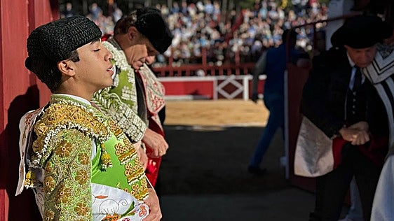 Marco Pérez, antes de hacer el paseíllo junto a Rafael González y Prestel, dos fijos en su cuadrilla.