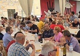 Vista de la comida de los mayores en Villamayor de Armuña.