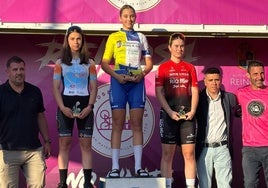 Nayara Villegas (izquierda), en el podio en Reinosa.