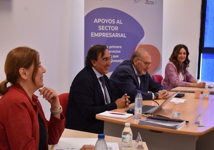 José Francisco Diego y Ventura Velasco con técnicos, esta mañana en Béjar.