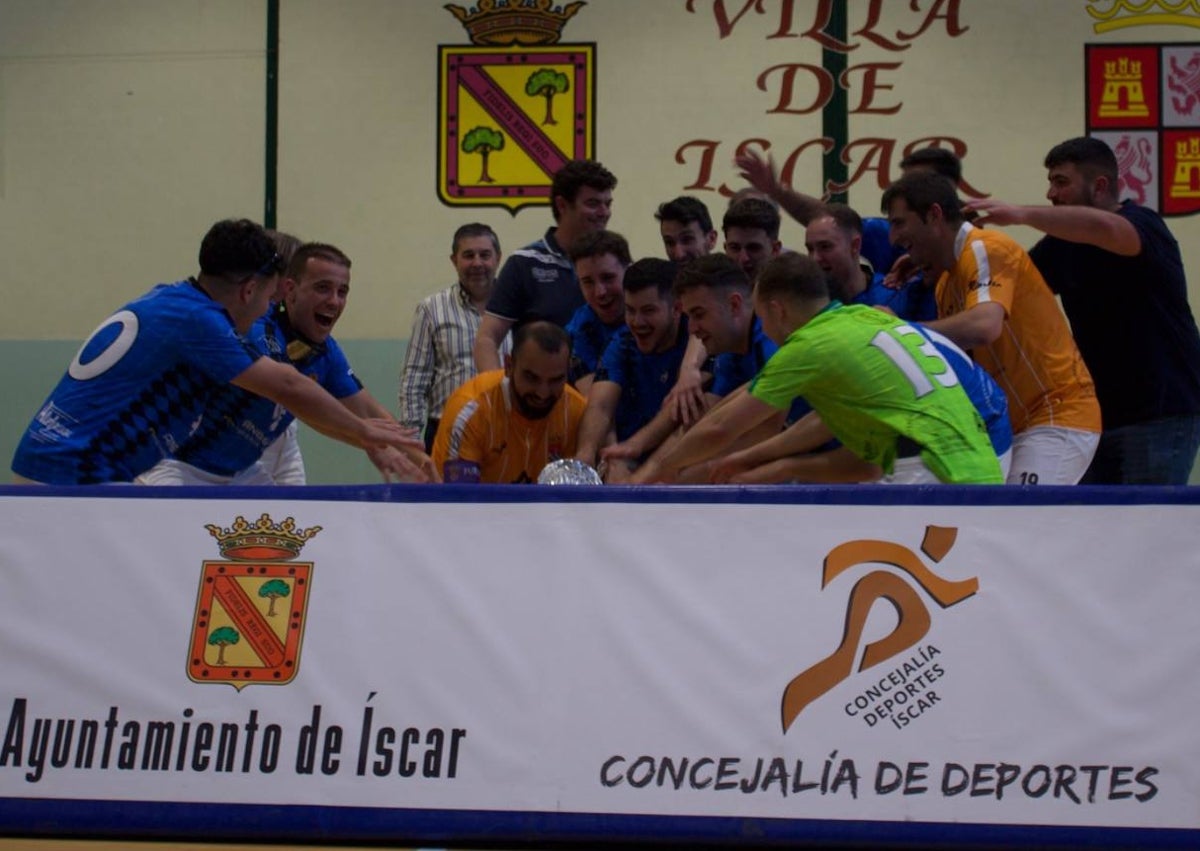 Imagen secundaria 1 - Jugadores del Fuenterroble FS y entrega del trofeo de campeones.