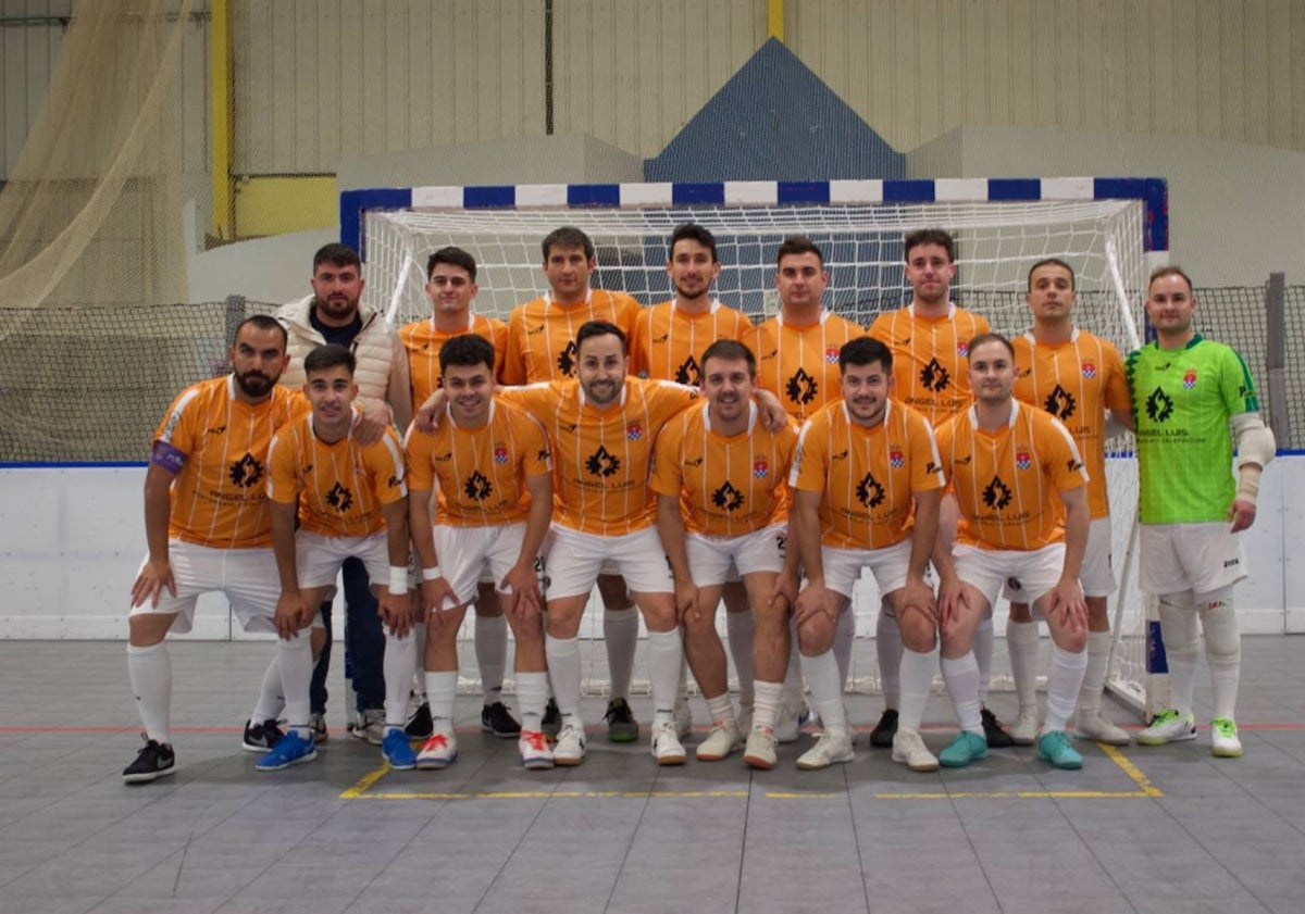 Imagen principal - Jugadores del Fuenterroble FS y entrega del trofeo de campeones.