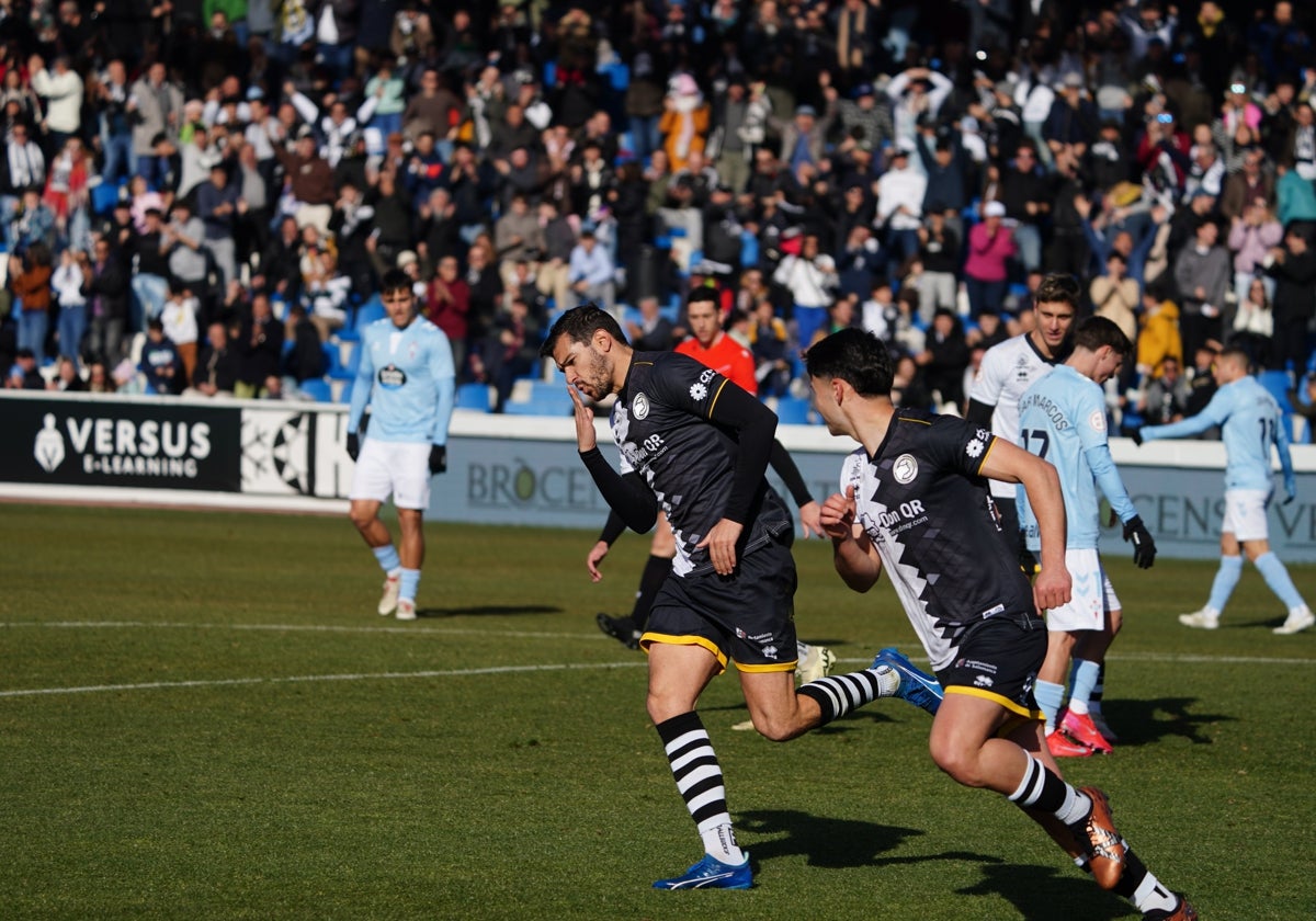 Carlos de la Nava celebra un gol en el partido contra el Celta B.
