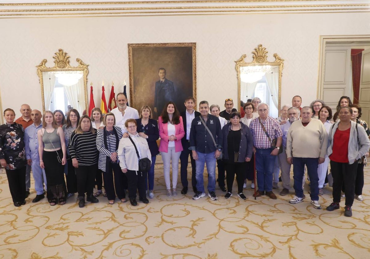 El grupo del Centro Ranquines, junto a las representantes municipales este miércoles en el Salón de Recepciones del Ayuntamiento.