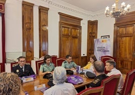 Entrega de ejemplares de la guía a los cuerpos y fuerzas de seguridad.