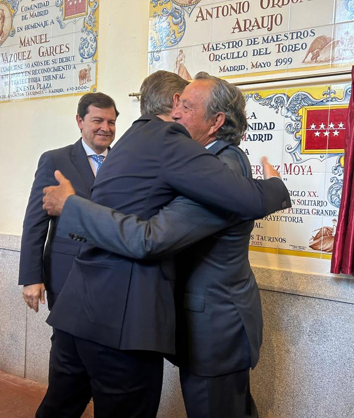 Imagen secundaria 2 - El nombre de Capea ya está grabado para siempre en la plaza de Las Ventas