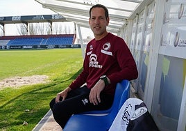 José Luis Acciari, sentado en uno de los banquillos del estadio Reina Sofía este curso.