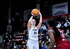 Laura Spreafico, lanzando a canasta en un partido con el GEAS.