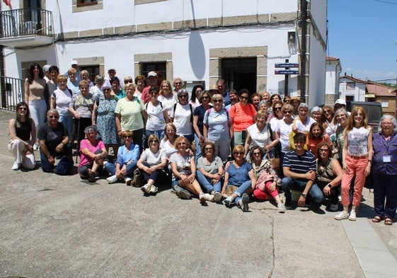 Los asistentes a la inauguración de la ruta, junto al Ayuntamiento, donde se ubica uno de los mapas.