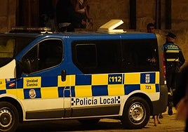Imagen de un furgón de la Policía Local aparcado en una de las calles de la capital.