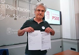Fernando Rubio (PSOE), con los formularios.