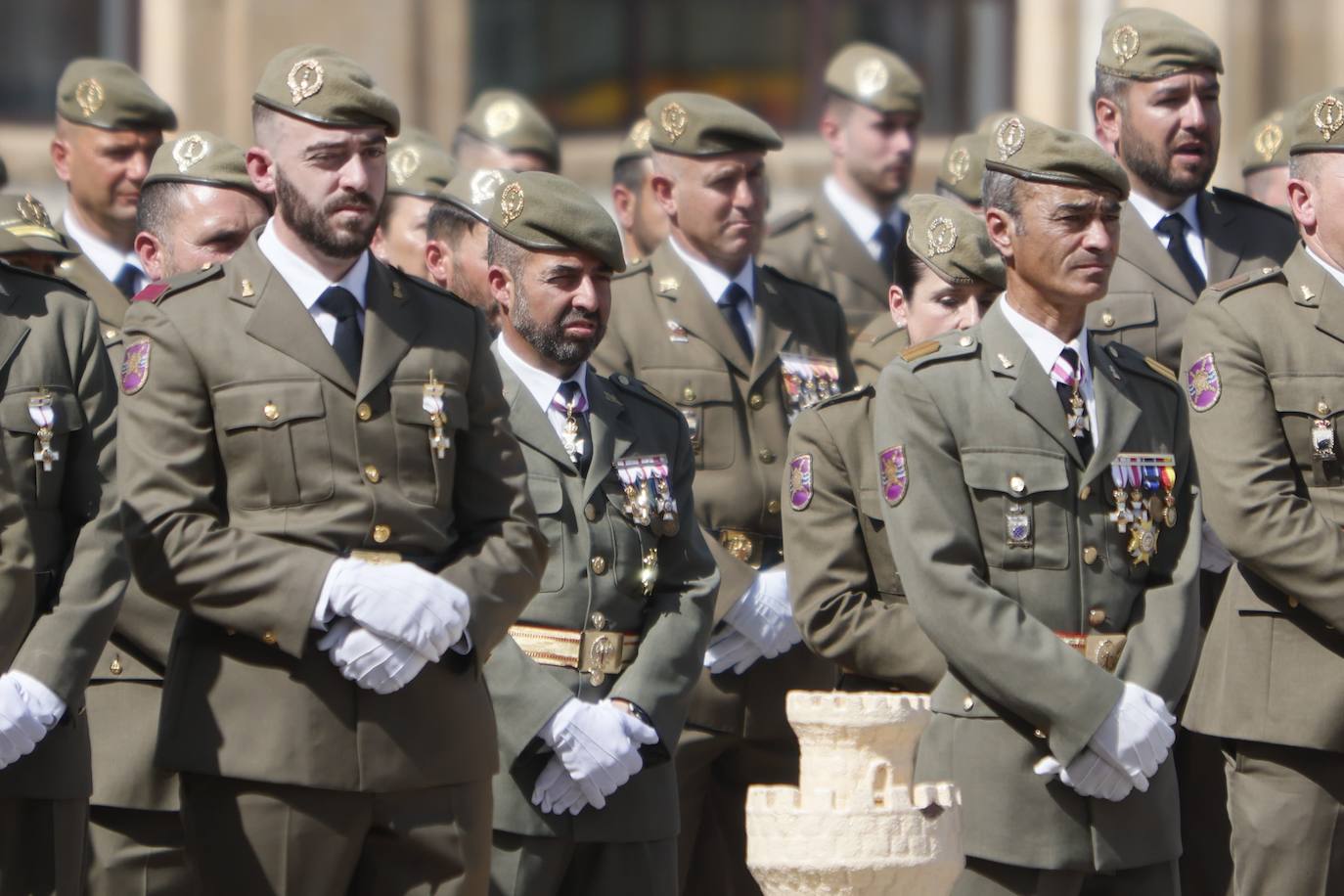 Desfiles y condecoraciones para honrar a San Fernando en el Acuartelamiento General Arroquia