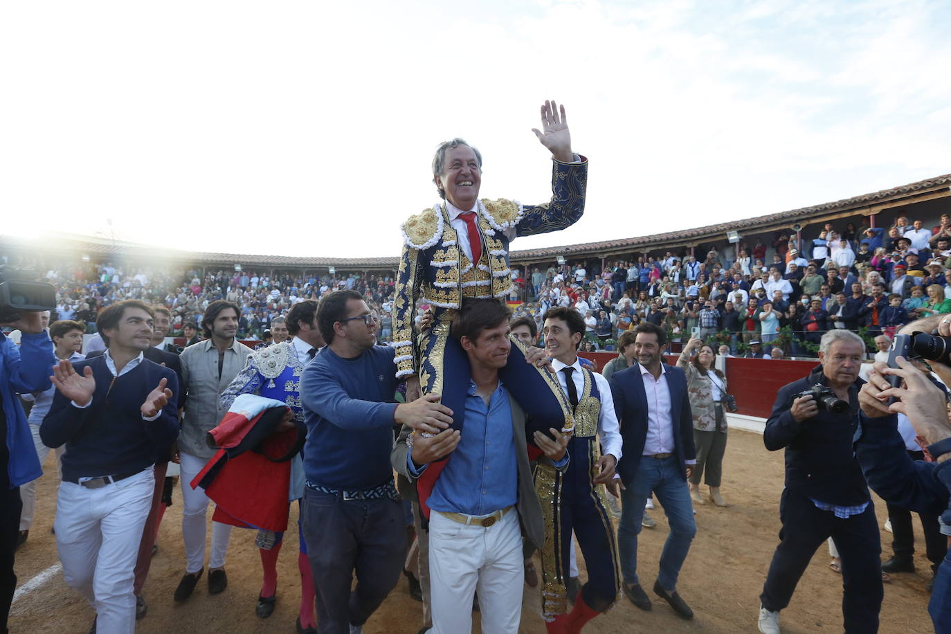 El Niño de la Capea, a tres meses de cumplir los 70 años de edad, protagonizó una tarde prodigiosa en Guijuelo donde volvió a vestirse de luces para celebrar el medio siglo de la alternativa que tomó el 19 de junio de 1972 en Bilbao.