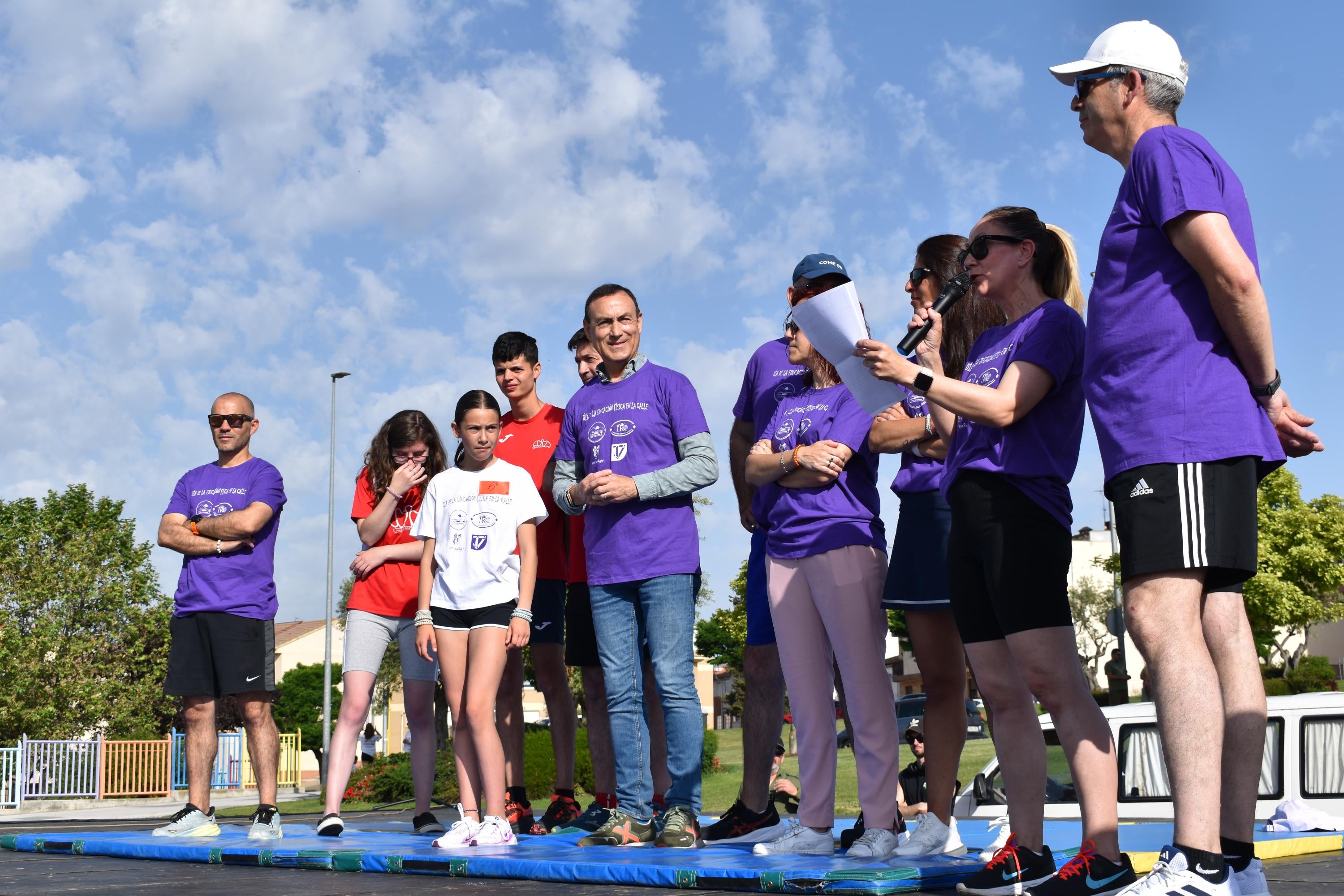 Bailes, solidaridad y convivencia bajo un sol de justicia para celebrar el Día de la Educación Física en la Calle en Carbajosa