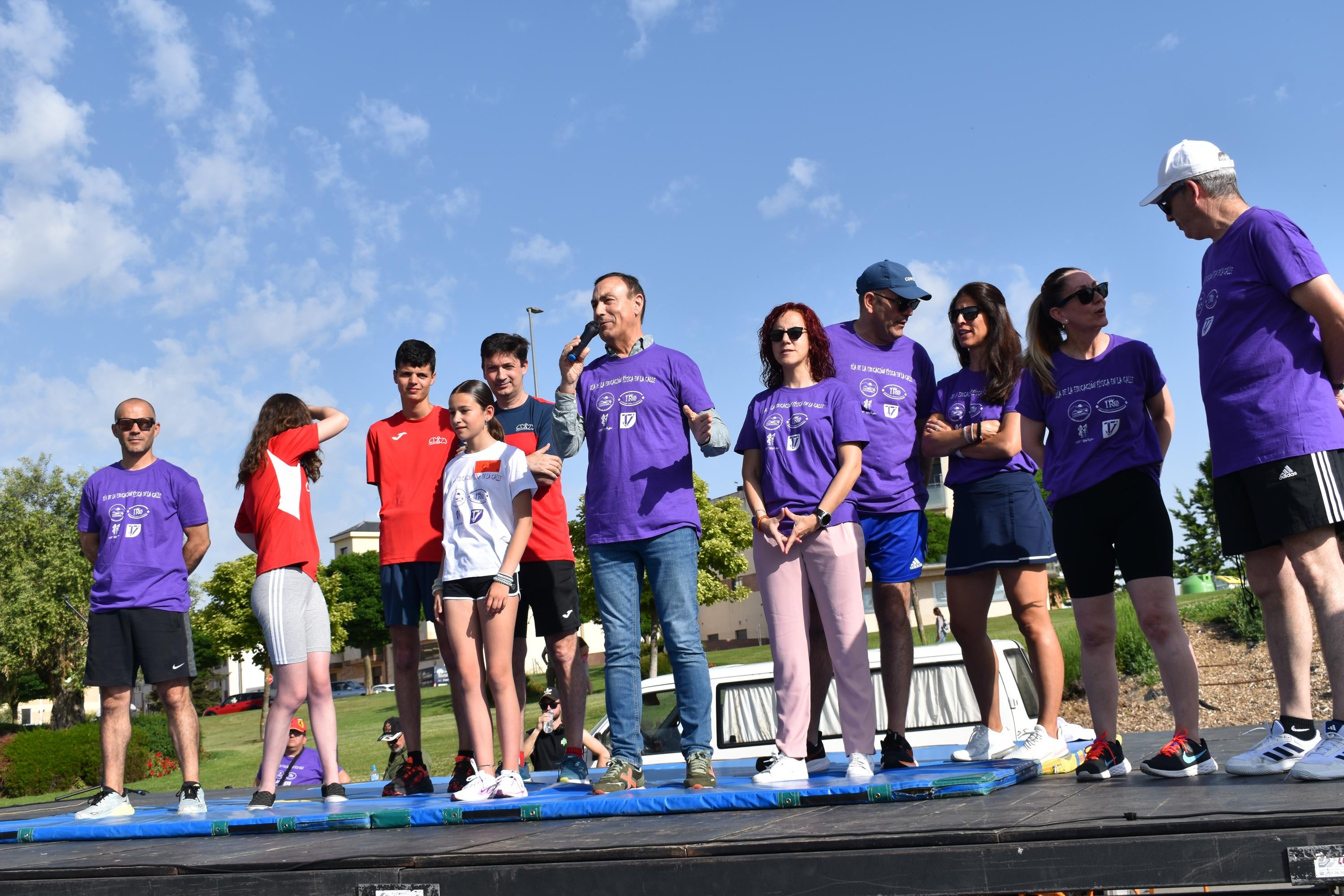 Bailes, solidaridad y convivencia bajo un sol de justicia para celebrar el Día de la Educación Física en la Calle en Carbajosa
