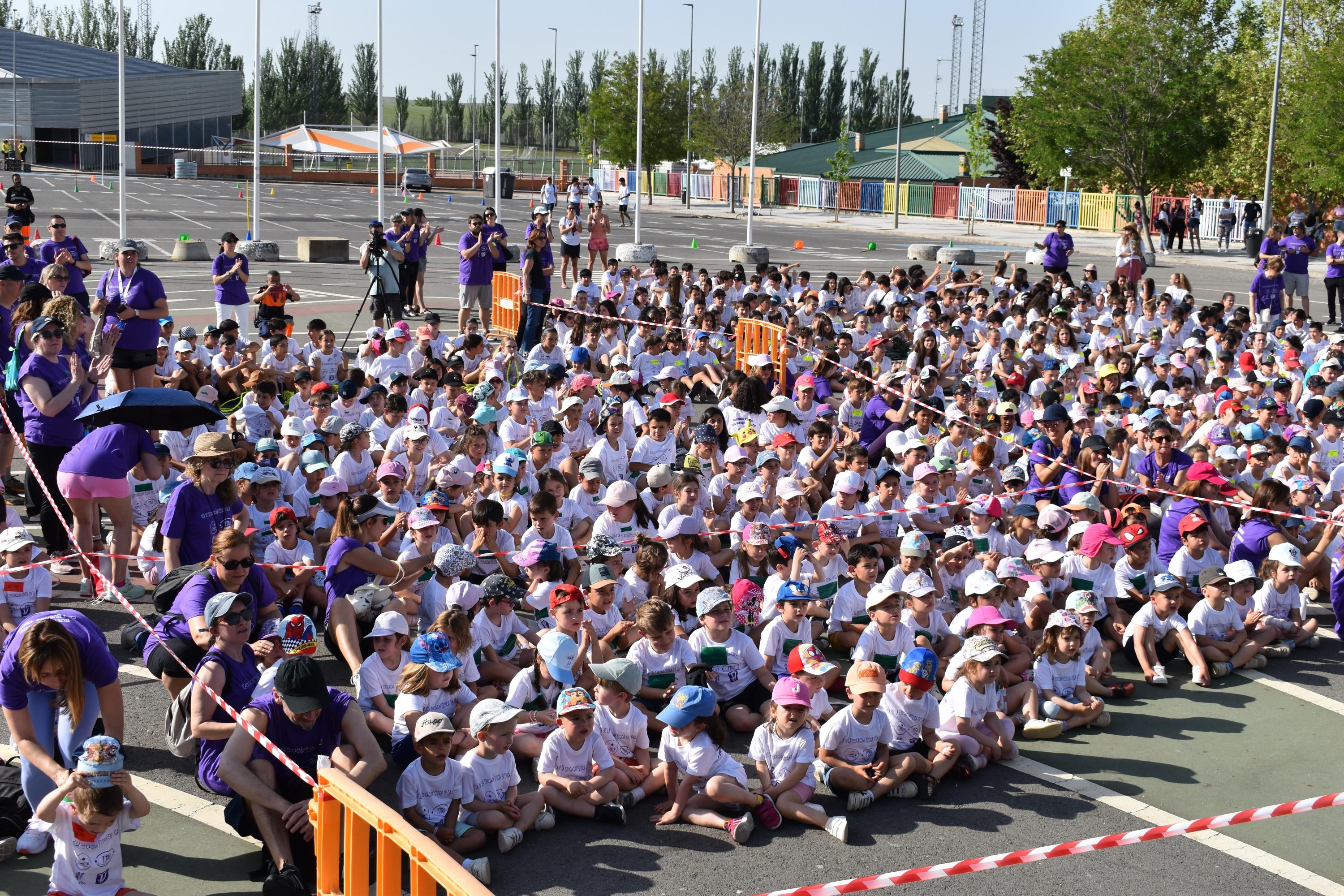 Bailes, solidaridad y convivencia bajo un sol de justicia para celebrar el Día de la Educación Física en la Calle en Carbajosa